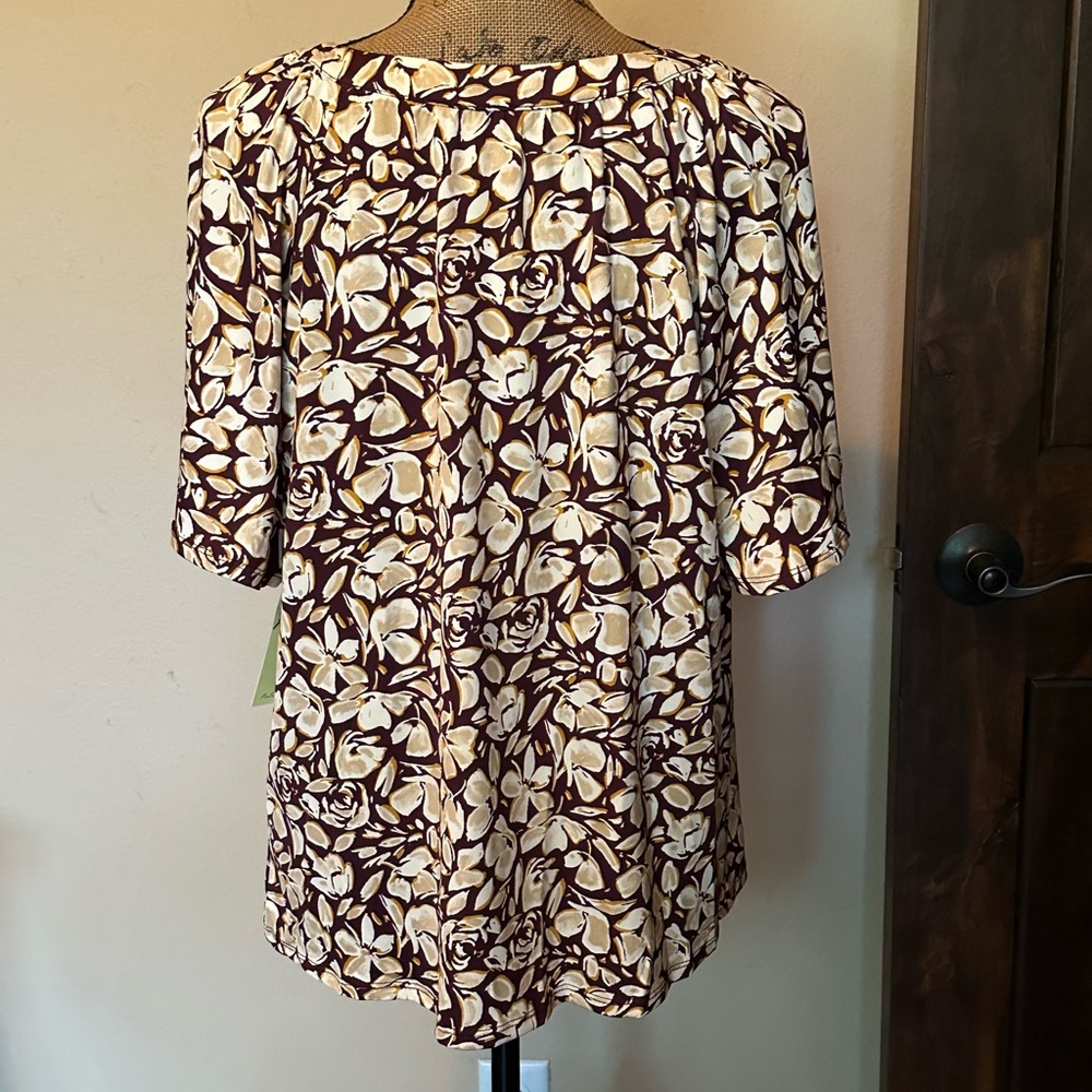Pretty floral blouse-New with tag! - Picture 3 of 3